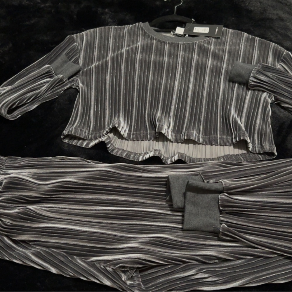 Loving the feeling velvet Cropped top dark grey pant set